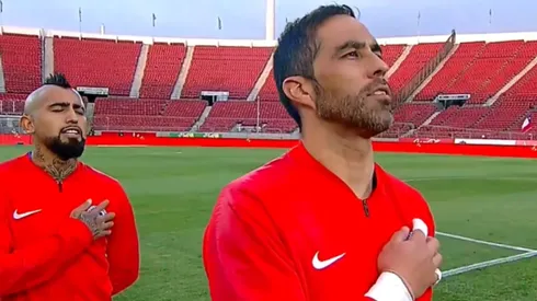 Arturo Vidal y Claudio Bravo en el Himno de Chile contra Perú.