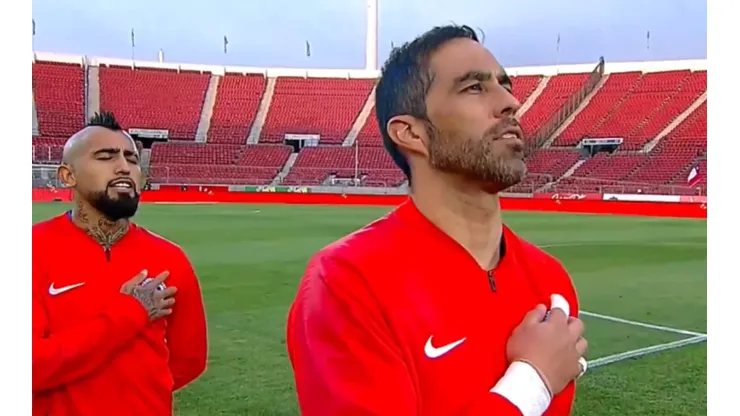 Arturo Vidal y Claudio Bravo en el Himno de Chile contra Perú.