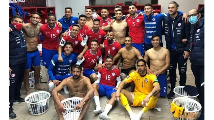 La Roja festejó el triunfo ante Perú con fotaza en el camarín. Alexis con bolsa de hielo.
