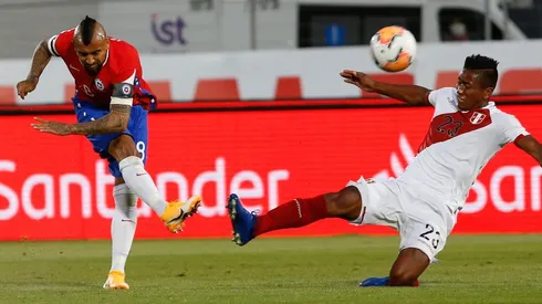 Arturo Vidal conecta el remate imparable que abrió la cuenta entre Chile y Perú, por la tercera fecha de las Eliminatorias Sudamericanas Qatar 2022