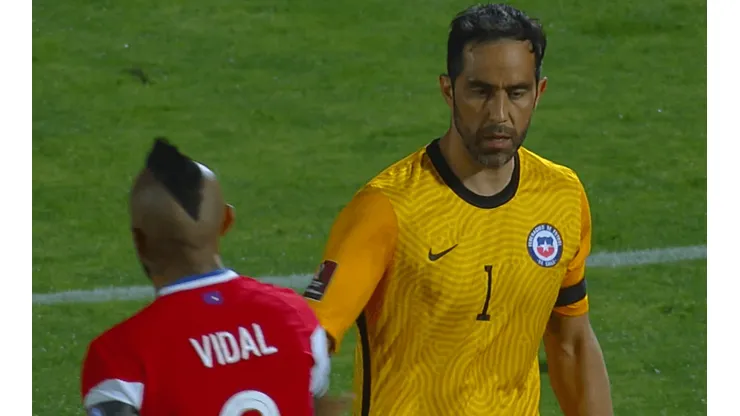 Arturo Vidal y Claudio Bravo se saludan en el partido de Chile con Perú.