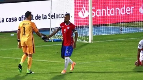 Bravo y Vidal protagonizaron un esperanzador choque de manos tras el triunfo ante Perú.