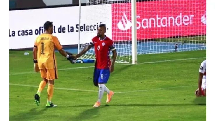 Bravo y Vidal protagonizaron un esperanzador choque de manos tras el triunfo ante Perú.