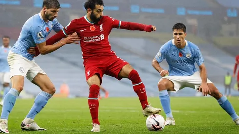 Mohamed Salah pisa el balón ante los defensores del Manchester City