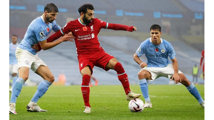 Mohamed Salah pisa el balón ante los defensores del Manchester City
