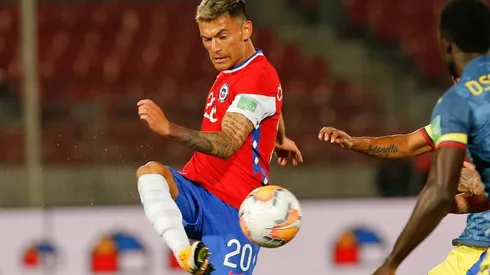 Bayer Leverkusen se suma a los dardos contra la Roja y reclama por Charles Aránguiz.