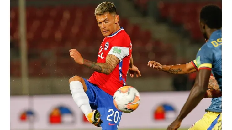 Bayer Leverkusen se suma a los dardos contra la Roja y reclama por Charles Aránguiz.