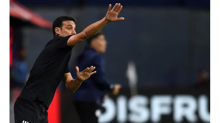 Lionel Scaloni en la banca argentina ante Paraguay