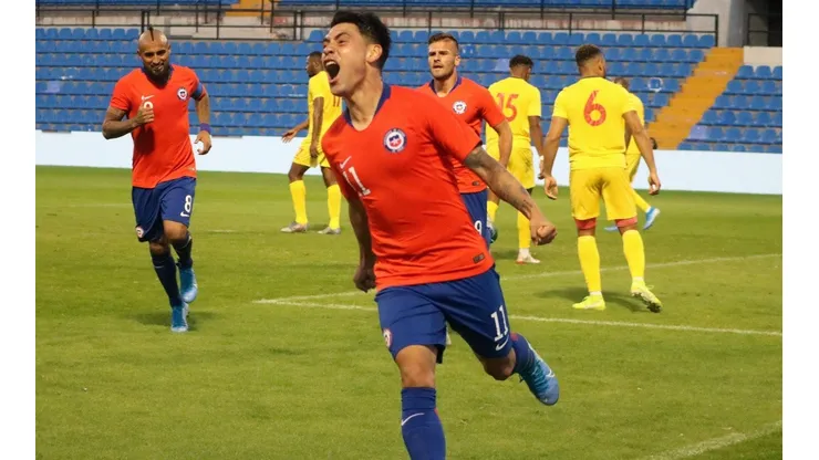 Felipe Mora celebra su gol ante Guinea
