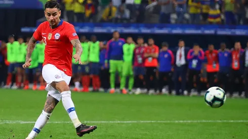 Pulgar se recuperó de 30 horas de vuelo con la ayuda del kinesiólogo de La Roja.