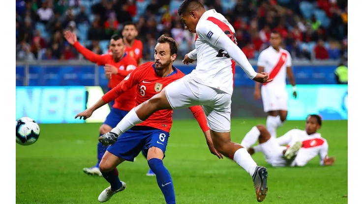 Edison Flores vuelve el once estelar de Perú