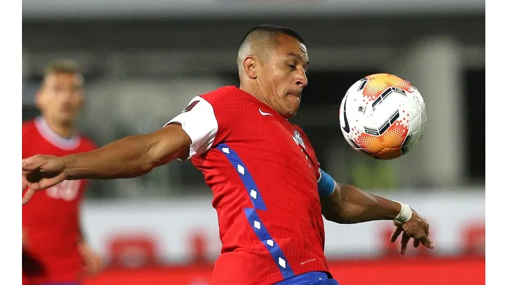 Alexis Sánchez domina el balón ante Colombia