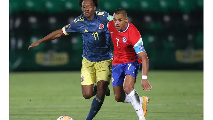 Alexis Sánchez ante Cuadrado en el duelo con Colombia