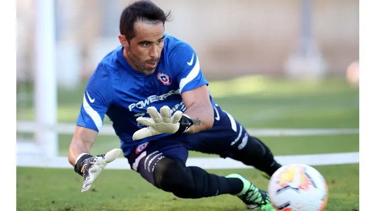 Claudio Bravo será titular en la Roja ante Perú