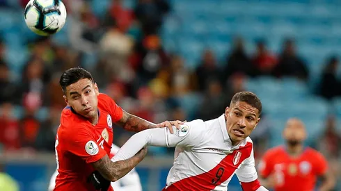 Luego de 30 horas de vuelo el volante aterrizó en Santiago para sumarse a La Roja.