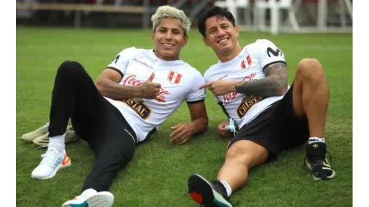 Raúl Ruidíaz le está ganando el puesto a Gianluca Lapadula