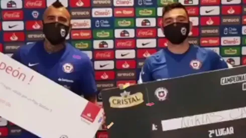 Los ganadores del torneo de ping pong posan orgullosos con sus premios