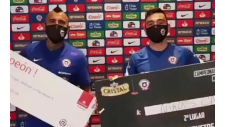 Los ganadores del torneo de ping pong posan orgullosos con sus premios