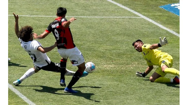 Maximiliano Falcón le saca una pelota clave a Tobías Figueroa.