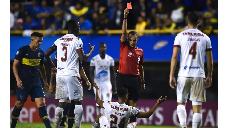 Esteban Ostojich, el árbitro de Chile-Perú en un partido de Boca Juniors.
