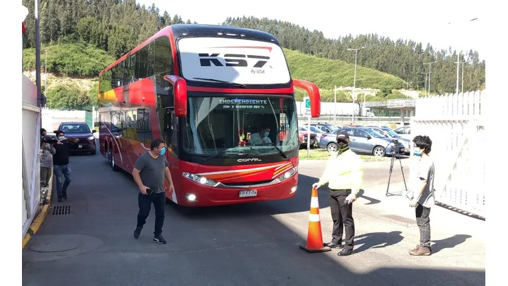 El Bus de Independiente de Cauquenes llegó hasta el Ester Roa. Partido suspendido.