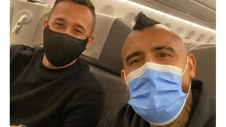 Arturo Vidal con Fabián Orellana rumbo a Chile.