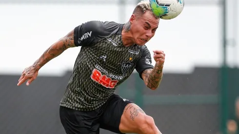 Eduardo Vargas entrenó con Atlético Mineiro este lunes y es alternativa para debutar el próximo sábado contra Corinthians