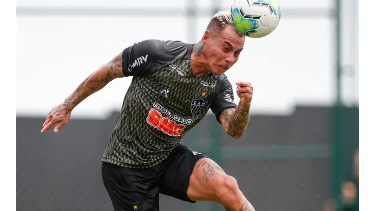 Eduardo Vargas entrenó con Atlético Mineiro este lunes y es alternativa para debutar el próximo sábado contra Corinthians