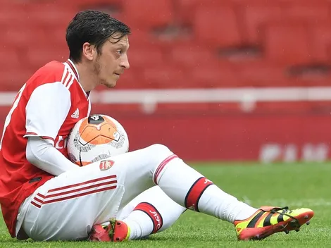 Ozil le da like a tweets que piden liberarlo del Arsenal