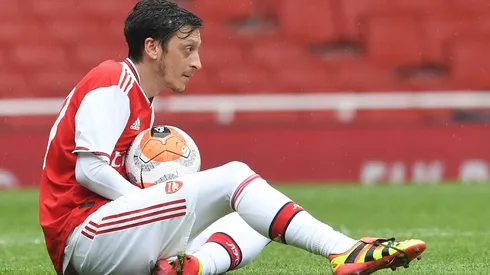 Muchos hinchas creen que Ozil merece un espacio en el Arsenal.