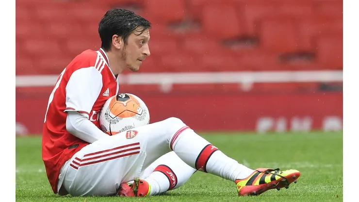 Muchos hinchas creen que Ozil merece un espacio en el Arsenal.