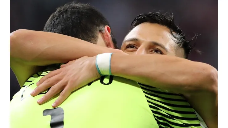 Claudio Bravo y Alexis Sánchez son dos de las figuras indiscutidas de la Generación Dorada que sueña con el Mundial de Qatar 2022