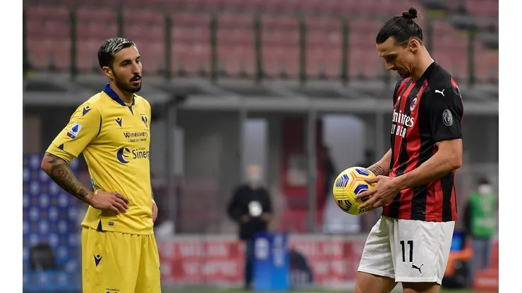 Zlatan Ibrahimovic toma el balón para ejecutar el penal que a la postre falló