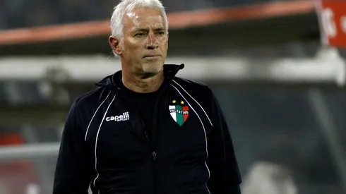 Ivo Basay en la banca de Palestino