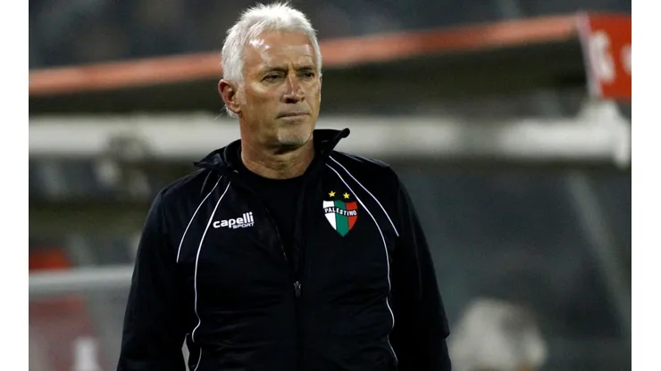 Ivo Basay en la banca de Palestino