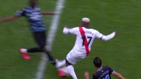 Advíncula fue expulsado por un feo planchazo