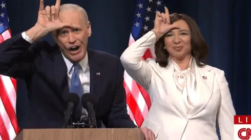 Jim Carrey junto a Maya Rudolph haciendo el guiño de "Loser" al igual que el personaje de "Ace Ventura"