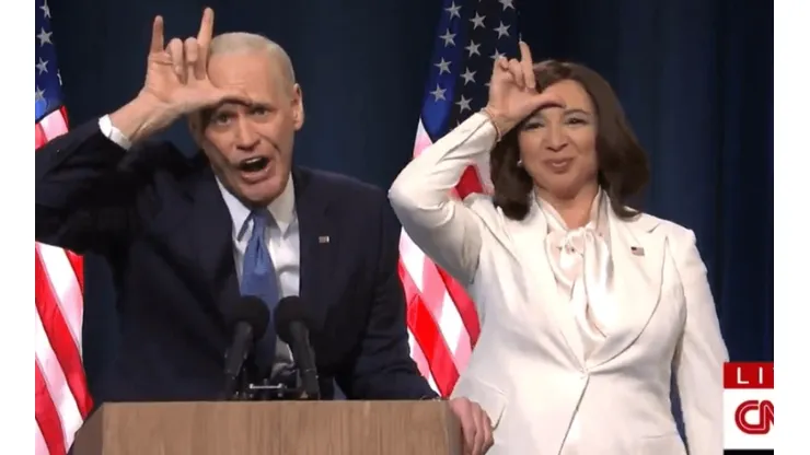 Jim Carrey junto a Maya Rudolph haciendo el guiño de "Loser" al igual que el personaje de "Ace Ventura"