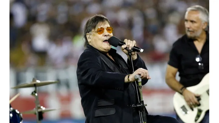 Zalo Reyes es un albo de tomo y lomo y ostenta una gran colección de camisetas del Cacique.