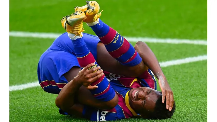 Ansu Fati se retuerce de dolor en el partido ante el Betis