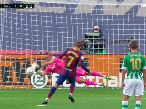 Video: ¡Gigante! Claudio Bravo ataja el penal de Griezmann