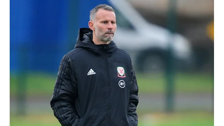 El hermano no ayuda mucho a Ryan Giggs.