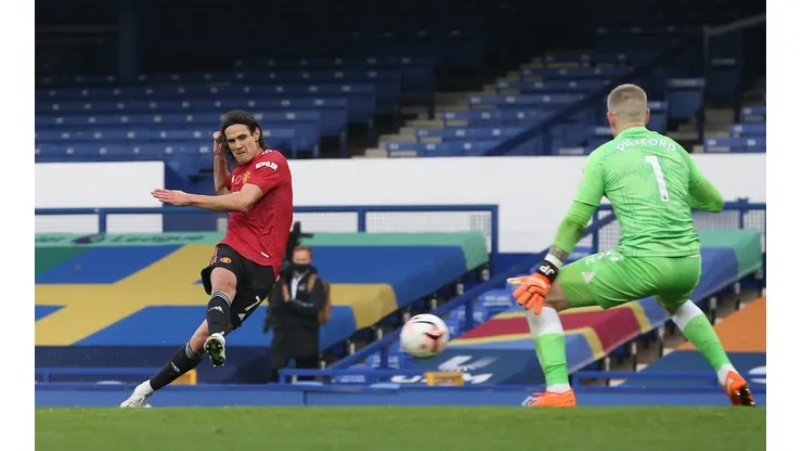 Cavani vence a Pickford y marca su primer gol en el United