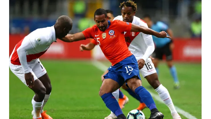 Jean Beausejour ante Argentina en su último partido con la selección chilena