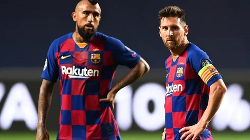 Arturo Vidal junto a Lionel Messi en el Barcelona