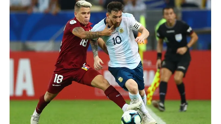 Yeferson Soteldo ante Lionel Messi en la última Copa América