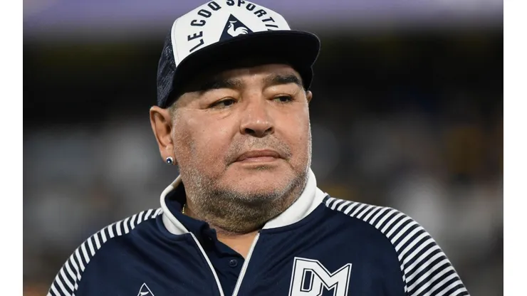 Diego Maradona en la banca de Gimnasia y Esgrima La Plata