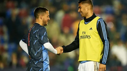 Eden Hazard se saluda con Casemiro