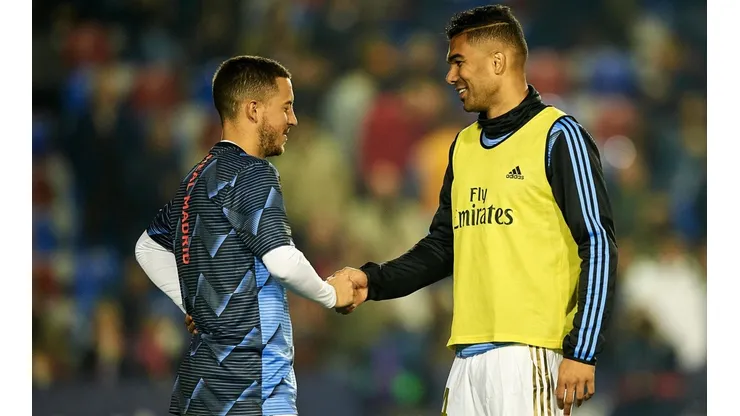 Eden Hazard se saluda con Casemiro