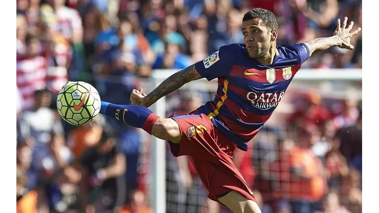 Dani Alves le lanza dardos al Barcelona.